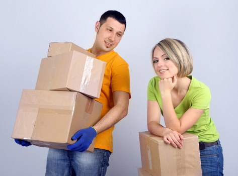 Operative checking load security and handling procedures during transport